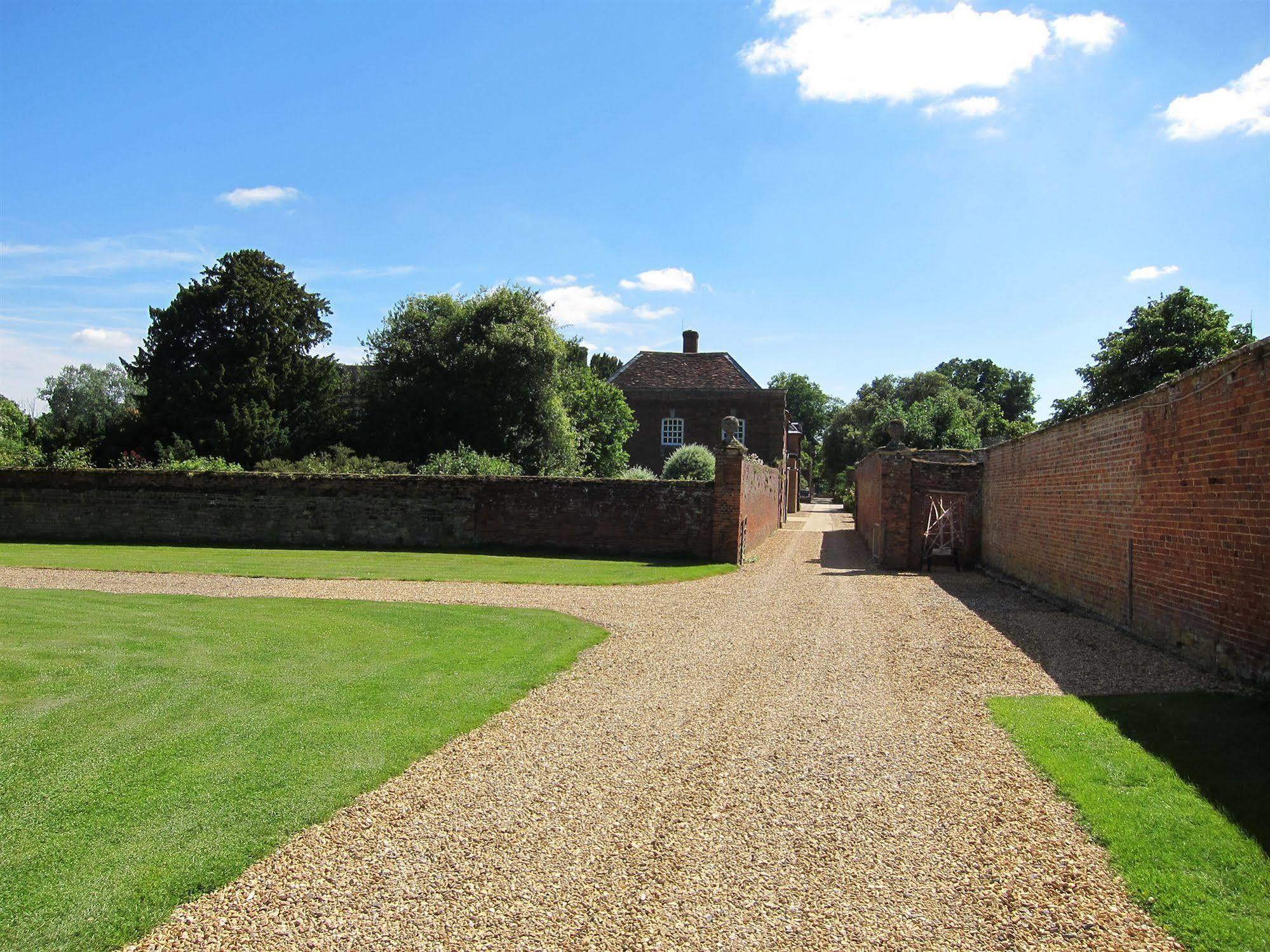 Chicheley Hall Экстерьер фото