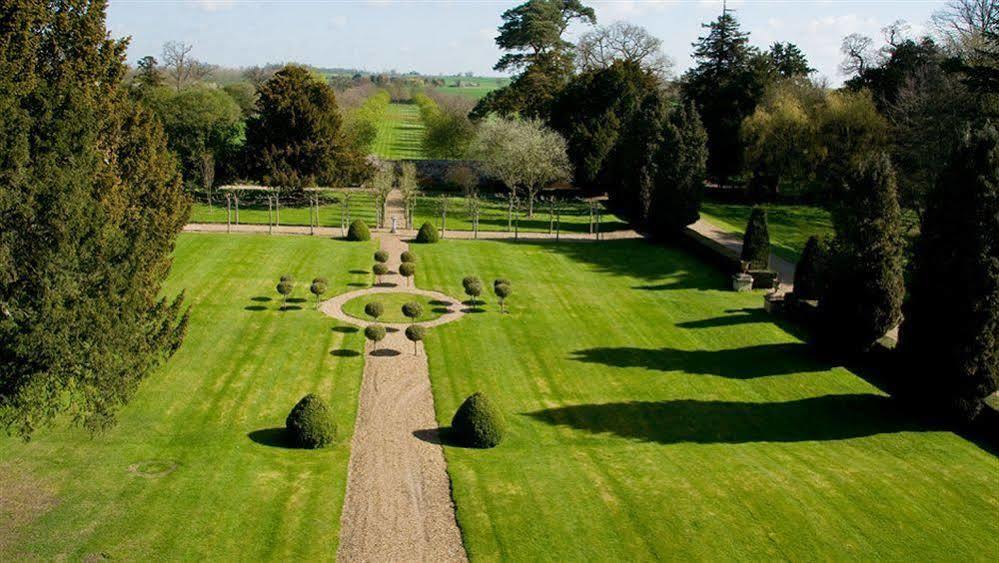 Chicheley Hall Экстерьер фото